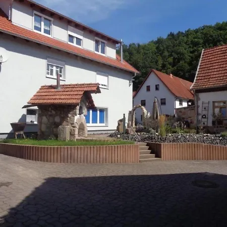 Zur Kleinen Kneipe Фладунген